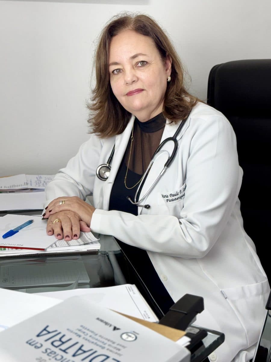 Dra. Maria Paula em atendimento