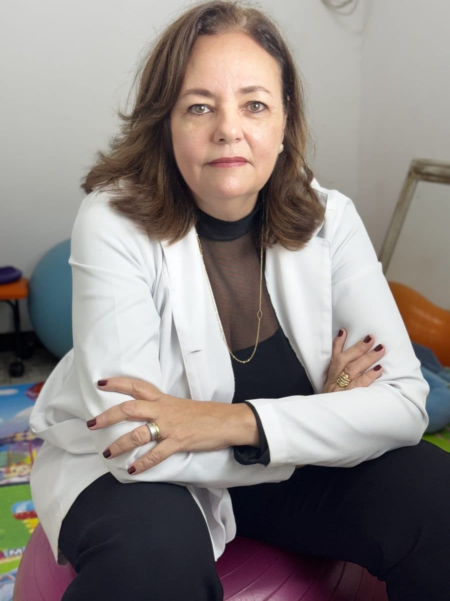 Dra. Maria Paula em atendimento